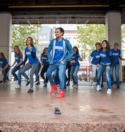 Danseurs lors d'un flashmob chez Danzen